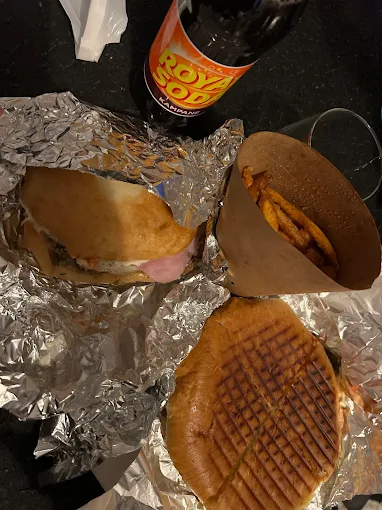 Menu bokit au jambon de porc et fromage   Boisson 33 cl